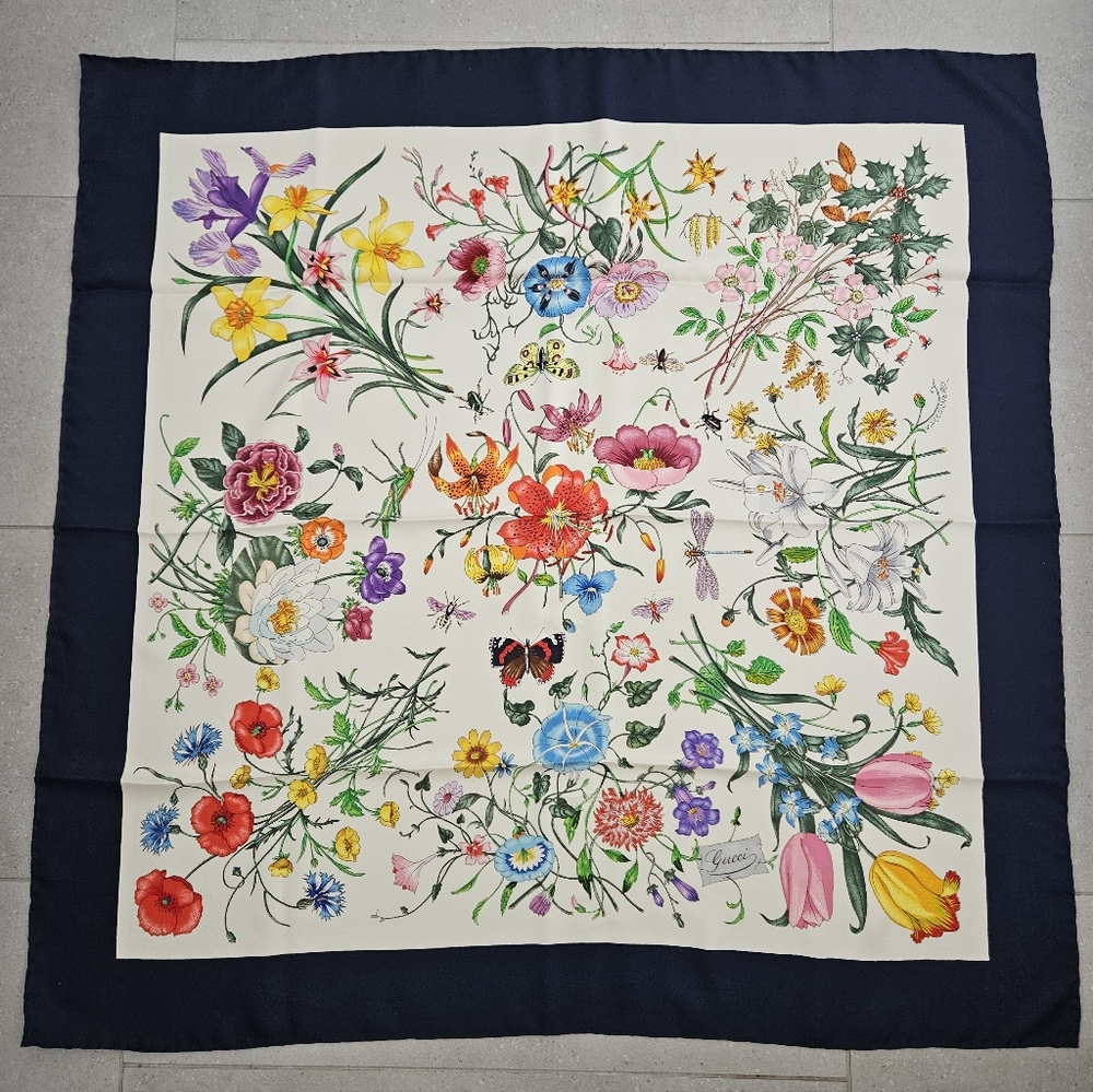 💖GUCCI Vintage floral Silk Scarf with Navy Border 34X34" authentic💖💖💖